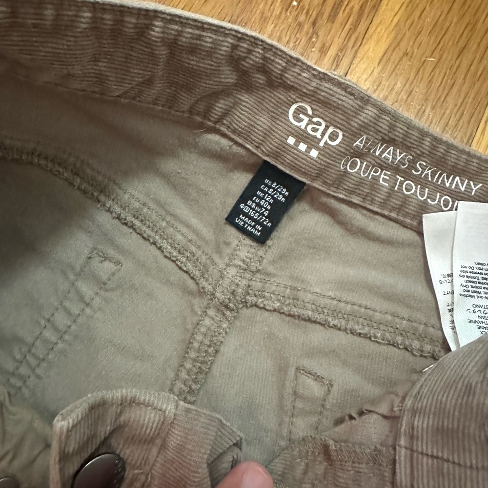 Check out these Gap Skinny Tan corduroys ! In great shape !